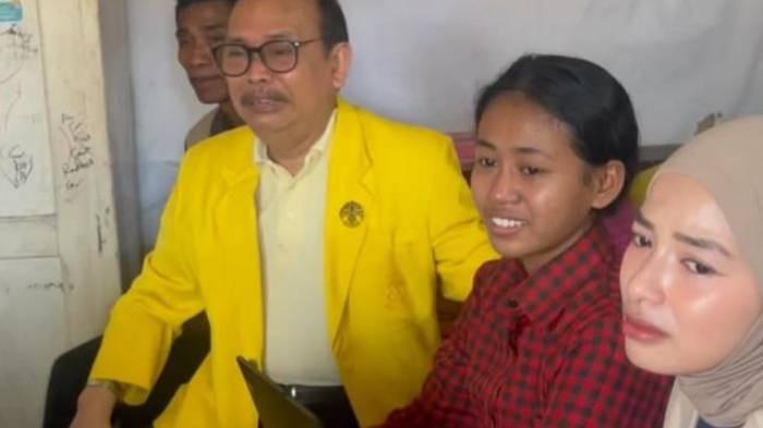 LOLOS DI UI - Margaret (kedua dari kiri) Bersama Dr. Sudibyo, dosen legendaris Universitas Indonesia (berbaju kuning). Kisah Margaret viral setelah dibagikan oleh Imam Santoso, dosen ITB dan influencer pendidikan.