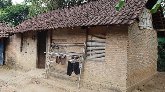 Mbah Midjan (73) seorang lansia asal RT 03/RW 01, Dusun Tondomulyo, Desa Gadungan, Kecamatan Puncu Kabupaten Kediri hidup dengan kondisi rumah yang memprihatinkan.
