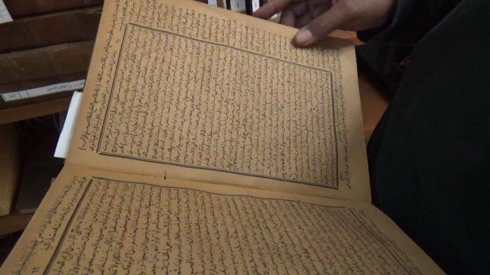 KITAB KARYA KH HASYIM ASY'ARI - Kitab karya KH. Hasyim Asy'ari yang masih tersimpan di perpustakaan Pondok Pesantren Tebuireng, Kecamatan Diwek, Kabupaten Jombang, Jawa Timur pada Rabu (12/3/2025). Kitab-kitab tersebut masih jadi rujukan para santri untuk belajar di pondok.