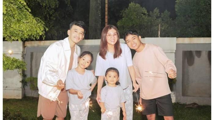 Kolase foto Ruben Onsu, Sarwendah, Betrand Peto, Thalia dan Thania.