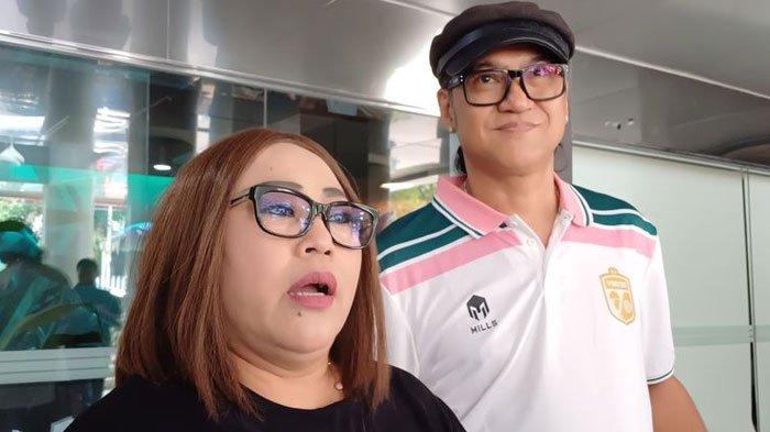 Komedian Nunung Srimulat didampingi suaminya, Iyan Sambiran saat ditemui di daerah Gambir Jakarta Pusat, Selasa (10/10/2023).