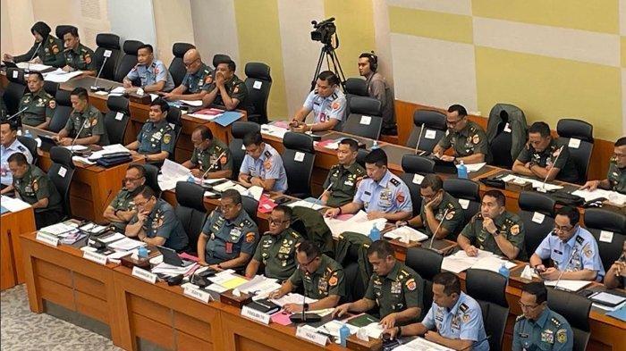 REVISI UU TNI - Foto saat rapat dengar pendapat Komisi I DPR RI dengan Panglima TNI, Jenderal Agus Subiyanto, membahas revisi Undang-Undang (RUU) Tentara Nasional Indonesia (TNI) Nomor 34 Tahun 2004 di kompleks parlemen, Senayan, Jakarta, Kamis (13/3/2205). DPR RI dan Pemerintah diam-diam rapat pembahasan lanjutan soal Revisi Undang-undang (RUU) TNI agar segera disahkan di sidang paripurna 20 Maret 2025.