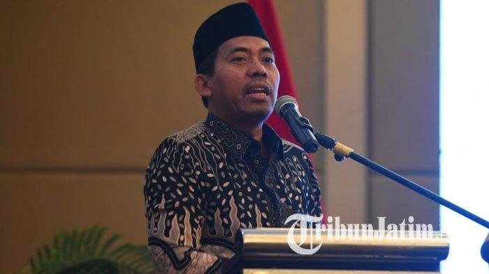 Komisioner KPU Jatim, Miftahur Rozaq saat paparan mengenai logistik Pilgub Jatim 2024 di Surabaya.