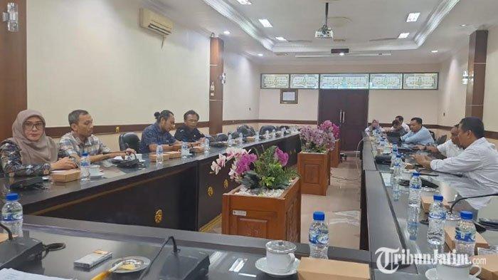 Komisioner KPU Jember saat rapat bersama Pansus DPRD Jember soal Pilkada 2024.