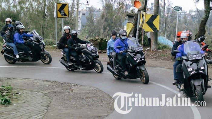 Komunitas Yamaha Xmax saat melewati jalan tanjakan yang menikung dalam perjalanan menuju ke Bromo, Jawa Timur, 2023.
