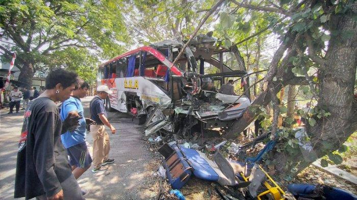 Kondisi Bus Eka dengan plat nomor S 7551 US, mengalami kecelakaan lalu lintas di Jalan Raya Ngawi - Maospati, Desa Tambakromo, Kecamatan Geneng, Kabupaten Ngawi, Kamis pagi (31/8/2023).