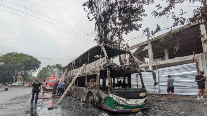 Kondisi Bus Karina Double Decker yang terbakar di Jalan Raya Jokotole, Kelurahan Barurambat Kota, Kecamatan Pamekasan, Kabupaten Pamekasan, Madura, Selasa (28/11/2023) pukul 04.00 WIB.