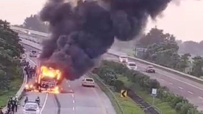 Kondisi Bus PO Pahala Kencana yang terbakar di Tol Jombang-Mojokerto, KM 705 jalur A, pada Rabu (17/4/2024) pagi.