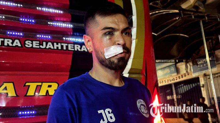 Kondisi pemain Arema FC Julian Guevara pasca insiden horor dalam laga Arema FC vs Dewa United dalam perkan pertama Liga 1 2024/2025 di Stadion Soepriadi, Kota Blitar, Jawa Timur, Senin (12/8/2024).