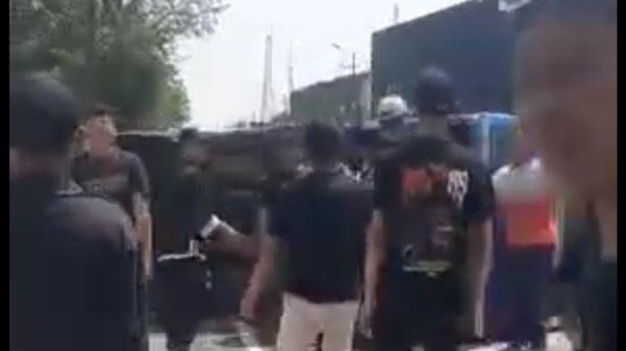 Kondisi Mobil Elf Rombongan Pesilat IKSPI atau Kera Sakti yang Terguling di Embong Miring Sembung Perak Jombang.