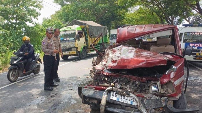 LAKA LANTAS - Kondisi Mobil satu keluarga asal Kabupaten Nganjuk yang alami Laka Lantas di Kabupaten Tuban, Rabu (16/4/2025). Dari kejadian ini satu meninggal dunia tujuh lainnya alami luka-luka.