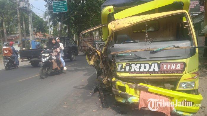 Kondisi Truk pasca terkibat kecelakaan maut dengan mobil Honda Jazz di Jalan Brawijaya Jember, Sabtu (25/5/2024). Dalam insiden ini ada dua orang meninggal di TKP
