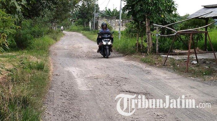 JALAN RUSAK - Kondisi jalan Desa Parengan, Kecamatan Jetis, Kabupaten Mojokerto, Jawa Timur, rusak dan dikeluhkan warga, Minggu (16/2/2025). Jalan rusak ini merupakan akses utama warga saat berangkat maupun pulang kerja, juga dilewati anak sekolah setiap hari.