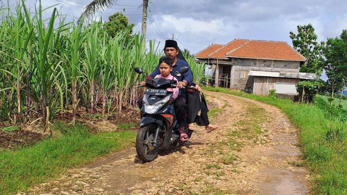 Kondisi jalan rusak di Dusun Sumbernongko, Desa/Kecamatan Pagak, Kabupaten Malang