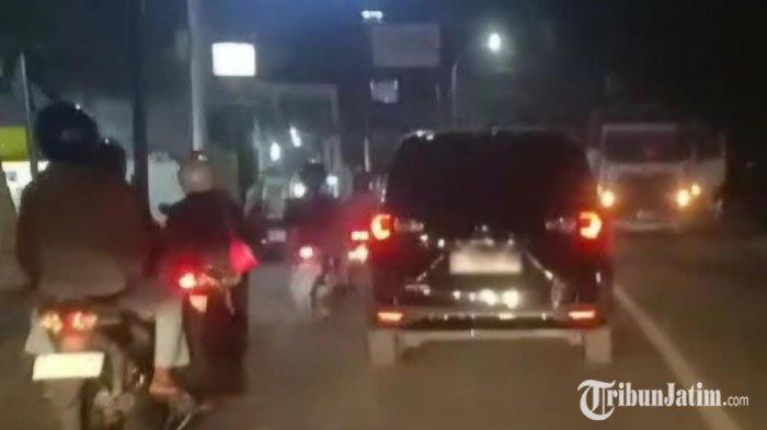 Kondisi kemacetan di Jalan Raya Pantura Manyar, Gresik pada Kamis (3/10/2024) malam