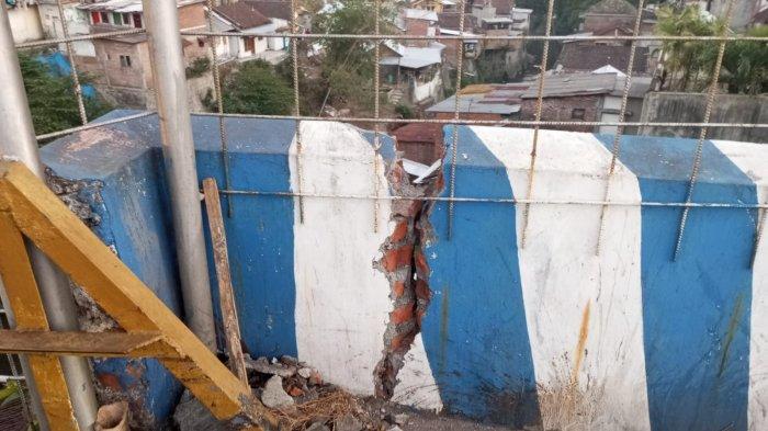 Kondisi keretakan pada tembok pembatas dan bagian jalan Jembatan Pelor Kota Malang.