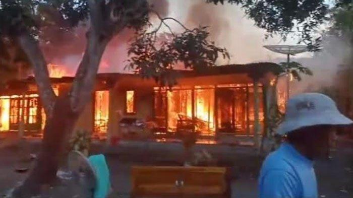 Kondisi kobaran api yang menbakar ketiga rumah milik warga Desa Sumberpinang, Kecamatan Mlandingan, Situbondo.