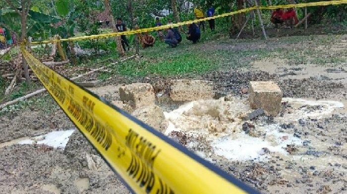 Kondisi lubang di Desa Sidomulyo, Kecamatan Kedungadem, Bojonegoro yang mengeluarkan lumpur berbau belerang, Selasa (26/12/2023)