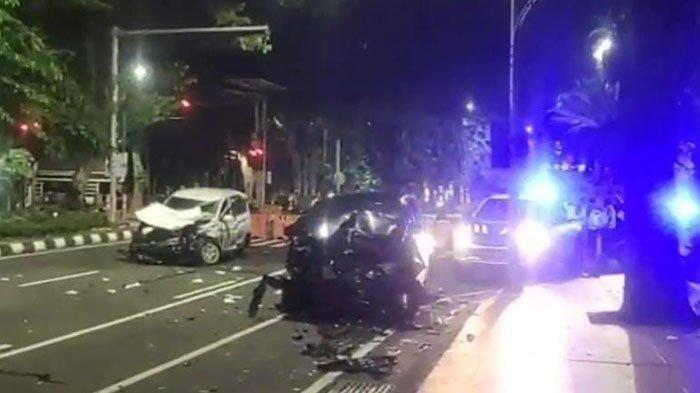 Kondisi mobil yang terlibat kecelakaan beruntun di Jalan Panglima Sudirman dan Jalan Raya Darmo dan Jalan Bengawan Surabaya, sekitar pukul 00.30 WIB, Rabu (21/2/2024). Insiden ini berawal dari ulah jaksa yang menerobos lampu merah