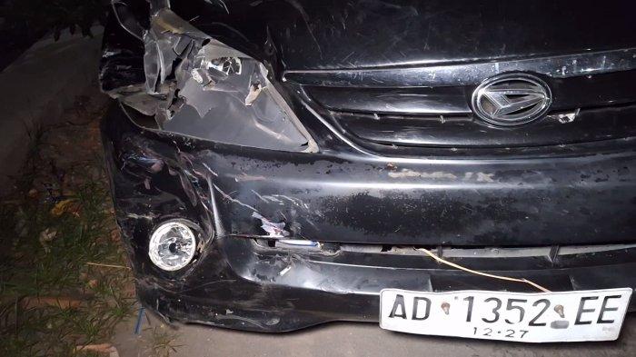 Kondisi mobil misterius  jenis Daihatsu Xenia, nopol AD 1352 EE, yang terparkir di Desa Keras Wetan, Kecamatan Geneng, Kabupaten Ngawi, Sabtu (20/7/2024).