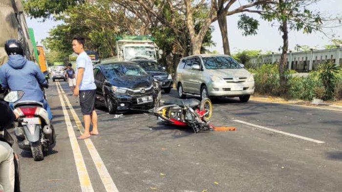 Kondisi motor dan mobil yang terlibat tabrakan di jalan nasional Deket Kulon Lamongan, Minggu (17/9/2023).