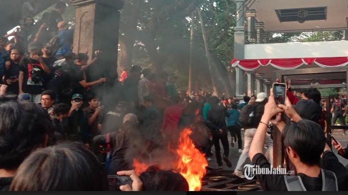 Kondisi pagar gedung DPRD Kota Malang berhasil dijebol oleh massa aksi, Jumat (23/8/2024) sore.