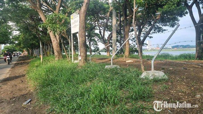 Kondisi pagar  pembatas di waduk Bunder Gresik yang ambruk