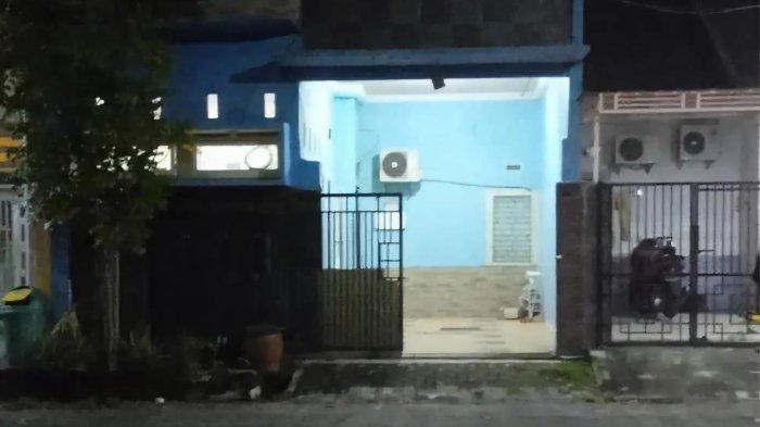 Kondisi rumah korban di Jalan Taman Ruby PPS Gresik yang menjadi lokasi kejadian perampokan, Selasa, (16/4/2024).