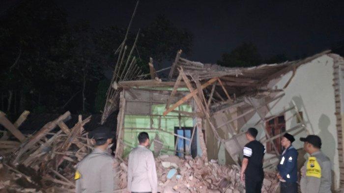 Kondisi rumah yang dirobohkan dengan buldozer di Desa Karanganyar, Kecamatan Poncokusumo, Kabupaten Malang, Jumat (17/5/2024) malam.