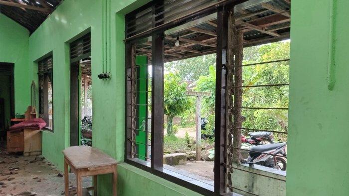 LEDAKAN BUBUK MERCON: Kondisi rumah yang rusak akibat terkena ledakan bubuk mercon di Desa Bacem, Kecamatan Sutojayan, Kabupaten Blitar, Minggu (30/3/2025). Dua remaja juga mengalami luka-luka akibat peristiwa itu.