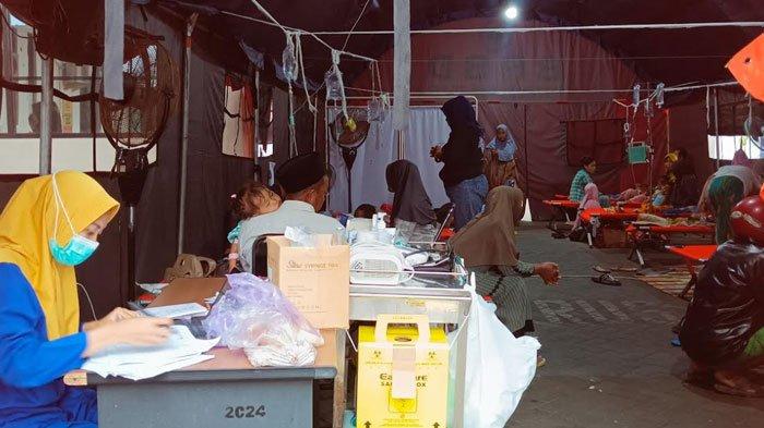Kondisi tenda darurat milik BPBD Sampang saat digunakan sebagai ruang inap di halaman RSUD dr. Mohammad Zyn Sampang, Madura, Kamis (23/1/2025).