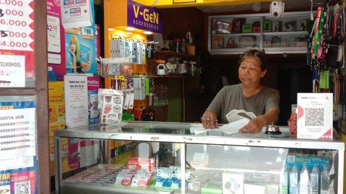Korban Vivi saat berada di dalam konter HP Ave Cell miliknya yang berada di Jalan Sudanco Supriadi Kota Malang saat didatangi TribunJatim.com, Minggu (12/1/2025)
