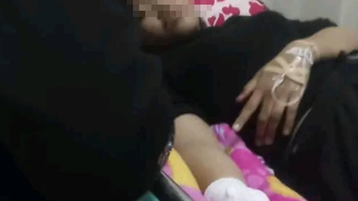 Remaja perempuan RA yang jadi korban pembegalan hingga tangannya putus. Kini RA jalani perawatan di RS dr. Soetomo Surabaya