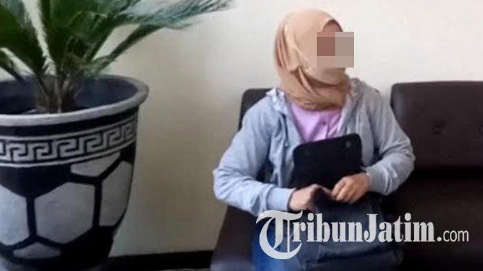 Korban pelecehan, WN saat berada di Kantor DPRD Tulungagung, Selasa (5//2023).