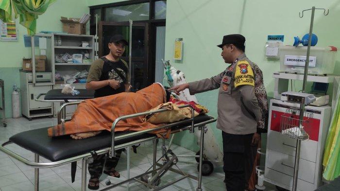 Korban pembacokan saat ditangani tim medis Puskesmas Arjasa.