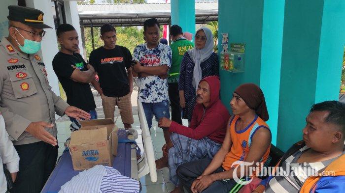 Korban selamat dalam peristiwa perahu nelayan Trenggalek terdampar saat dievakuasi di Puskesmas Gawang, Wonotirto, Kabupaten Blitar, Kamis (7/9/2023).