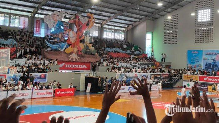Koreografi Avatar yang ditampilkan oleh District Nine, julukan suporter SMAN 9 Malang di Pembukaan Honda DBL 2024 with Kopi Good Day East Java South yang berlangsung di GOR Bimasakti Kota Malang pada Rabu (4/9/2024).