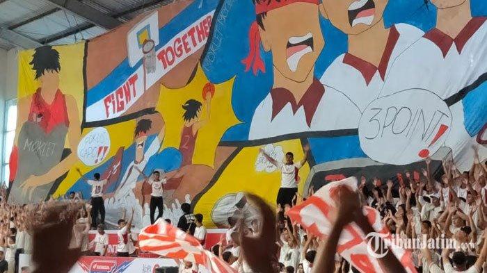 Koreografi Kartun yang ditampilkan oleh suporter SMK Telkom Malang di Pembukaan Honda DBL 2024 with Kopi Good Day East Java South yang berlangsung di GOR Bimasakti Kota Malang pada Rabu (4/9/2024).