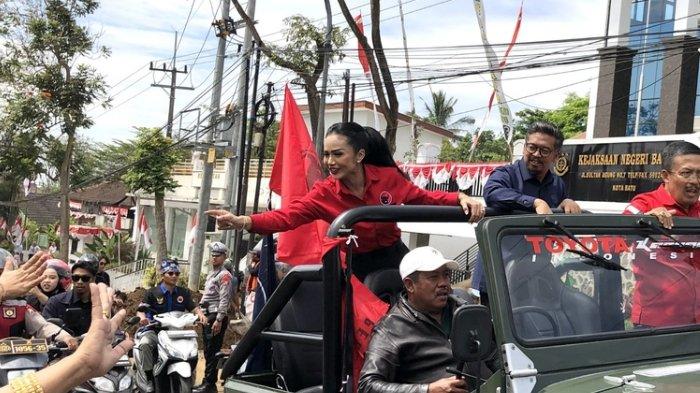 Kris Dayanti-Dewa saat menuju KPU Kota Batu untuk daftar sebagai Bakal Calon Wali Kota dan Bakal Calon Wali Kota Batu, Rabu (28/8/2024).