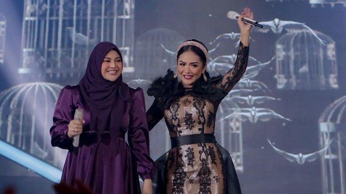 Kris Dayanti tetap perlihatkan kehangatan dengan Aurel Hermansyah meski keduanya diduga berseberangan soal Pilpres 2024. Selain itu, Kris Dayanti pamerkan pula foto ademnya dengan kedua cucunya.