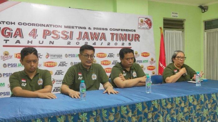 Kuasa hukum Arema Indonesia Dr Supriarno SH MH (dua dari kiri) bersama dengan MO Arema Indonesia Aldiano dan Novi Acub Zaenal dalam jumpa pers yang dilakukan di Stadion Gajayana Malang pada Minggu malam (5/1/2024).