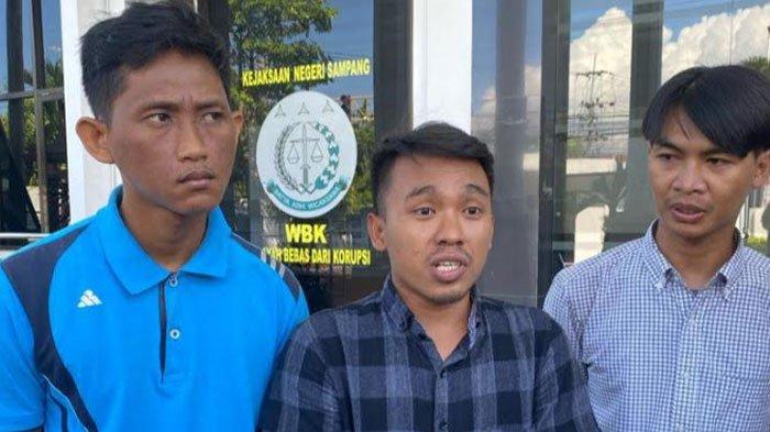 Kuasa Hukum Hendrayana (tengah) saat menjelaskan kasus dugaan pemotongan gaji yang dialami kliennya, Wako Wadidi, Rabu (22/11/2023) dalam artikel berjudul