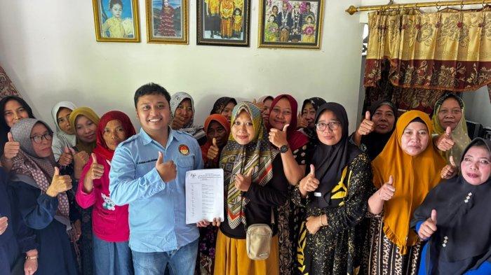 Kuasa hukum M. Bonang Khalimudin S.H bersama para korban penipuan koperasi usai membuat laporan polisi.