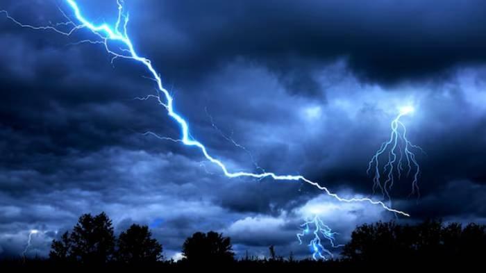 ARTI MIMPI - Ilustrasi hujan petir. Simak beberapa arti mimpi hujan petir, pertanda baik atau buruk?