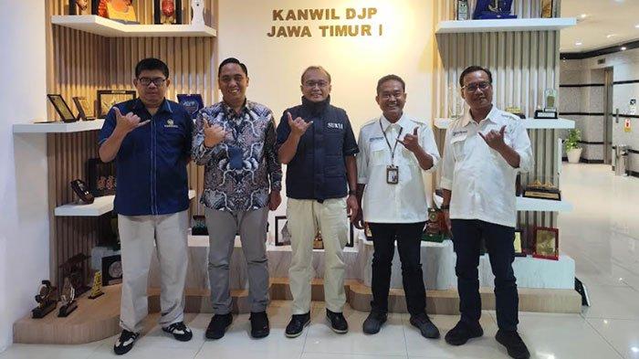KUNJUNGAN SILATURAHMI - Kepala Kantor Wilayah Direktorat Jenderal Pajak Jawa Timur (Kanwil DJP Jatim) I, Sigit Danang Joyo (tengah) bersama Sugeng Pamilu Karyawan, Kepala Bidang Penyuluhan Pelayanan, dan Hubungan Masyarakat Kanwil DJP Jatim I (paling kiri) saat menerima kunjungan General Manager Tribun Jatim Network, Adhi Widodo bersama Tri Mulyono, Vice Editor in Chief Harian Surya dan Tribun Jatim.com dan Mujid Anwar, Editorial Online Manager Tribun Jatim, di Kanwil DJP Jatim I, Jalan Jagir Wonokromo, Surabaya, Rabu (16/4/2025). Pertemuan itu merupakan kegiatan silaturahmi antara kedua pihak untuk mempererat komunikasi dan kerjasama kedepan.