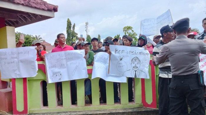 LANTANG - Ratusan warga orasi di depan Kantor Pemerintah Desa Sanenrejo Kecamatan Tempurejo Jember, Jawa Timur, Selasa (11/2/2025). Mereka menuntut Kades Sanenrejo bayar pajak PBB dan Akte Jual Beli Tanah yang terhutang.