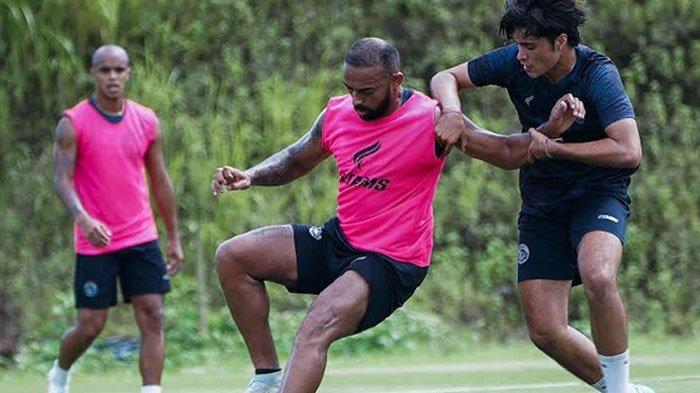 LATIHAN - Dua pemain Arema FC, Brandon Scheunemann dan Dalberto saat berebut bola ketika sedang menjalani latihan di Lapangan Wonoayu Malang, Februari 2025. Latihan ini sebagai persiapan untuk menghadapi PSS Sleman di pekan 23 Liga 1 2024 2025, Senin (17/2/2025).