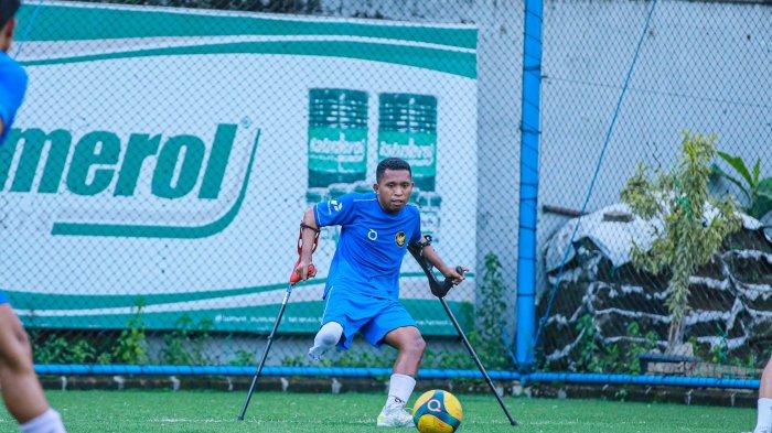 LOLOS LAGA INTERNASIONAL - Seorang kurir disabilitas dari JNE, Sirilus Siko, yang lolos berlaga di Kejuaraan Sepak Bola Amputasi Asia 2025 di Bangladesh.  Rilus merupakan pendatang dari NTT, yang datang ke Surabaya karena tergabung dalam tim Perkumpulan Sepak Bola Amputasi Surabaya.