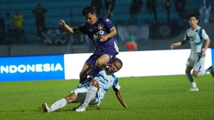 Laga PSIS Semarang vs Persik Kediri di Stadion dr H Moch Soebroto Magelang pada pekan ke-27 Liga 1 2023/2024, Minggu (3/3/2024) malam. Pertandingan berakhir dengan skor 2-1 untuk kemenangan tuan rumah.