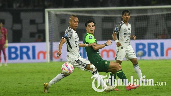 PERTANDINGAN - Laga Persebaya vs Bali United pada pekan terakhir Liga 1 2024/2025, di Stadion Gelora Bung Tomo (GBT) Surabaya, Jumat (23/5/2025) malam. Asisten Pelatih Persebaya Surabaya, Uston Nawawi mengaku kecewa karena Persebaya finish di peringkat empat klasemen akhir Liga 1 2024/2025.